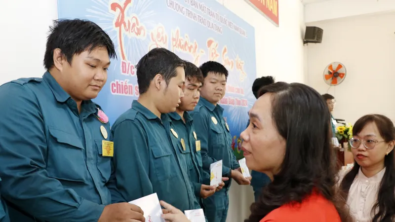 Trao quà “Xuân yêu thương – Tết sum vầy” đến chiến sĩ, người lao động khó khăn quận 3