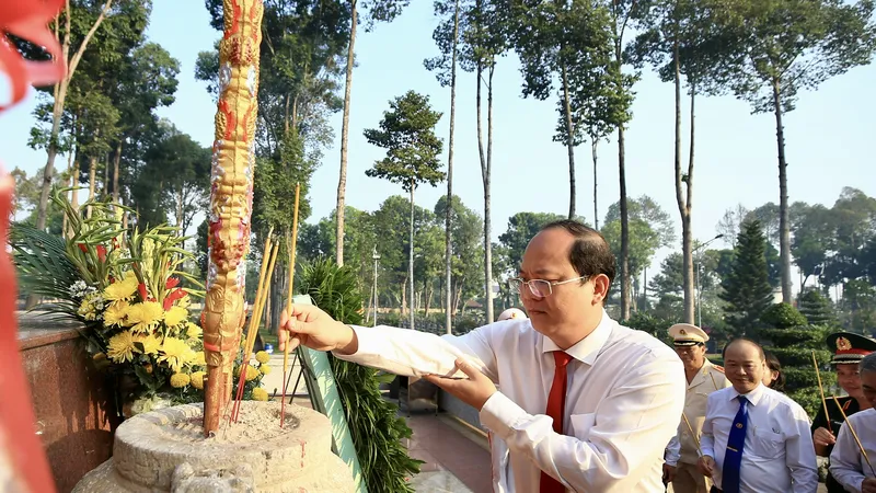 Lãnh đạo TPHCM dâng hương, dâng hoa các anh hùng liệt sĩ tại Củ Chi