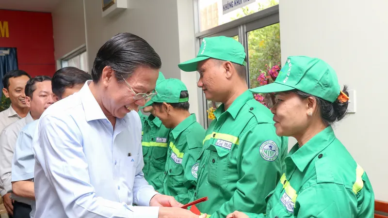 Chủ tịch UBND TPHCM Phan Văn Mãi: Anh chị em công nhân vệ sinh làm cho bộ mặt thành phố rạng rỡ hơn