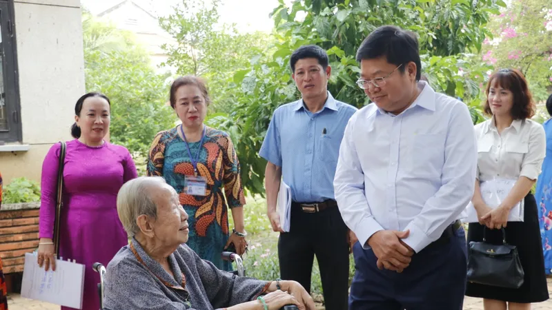 Giám đốc Sở LĐTB-XH TPHCM Lê Văn Thinh thăm người cao tuổi đang được chăm sóc tại Trung tâm Dưỡng lão Thị Nghè. Ảnh: NGÔ BÌNH