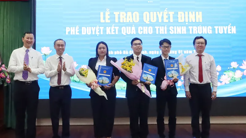 TPHCM trao quyết định tuyển dụng cho 3 sinh viên tốt nghiệp xuất sắc, cán bộ khoa học trẻ năm 2023