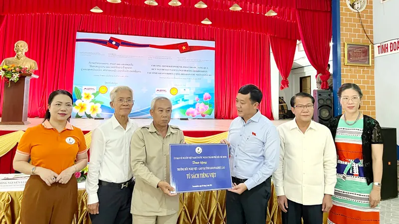 Khám bệnh, phát thuốc và trao 500 phần quà đến người dân tại Lào