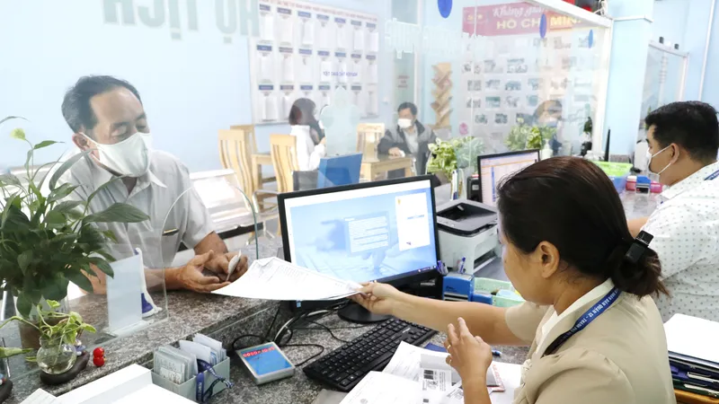 Công chức phường An Phú Đông, quận 12 giải quyết hồ sơ cho người dân