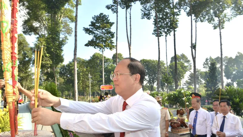 Đoàn đại biểu TPHCM dâng hương tưởng niệm các anh hùng liệt sĩ tại huyện Củ Chi