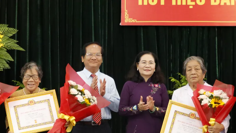Đồng chí Nguyễn Thị Lệ trao Huy hiệu Đảng đến đảng viên huyện Hóc Môn