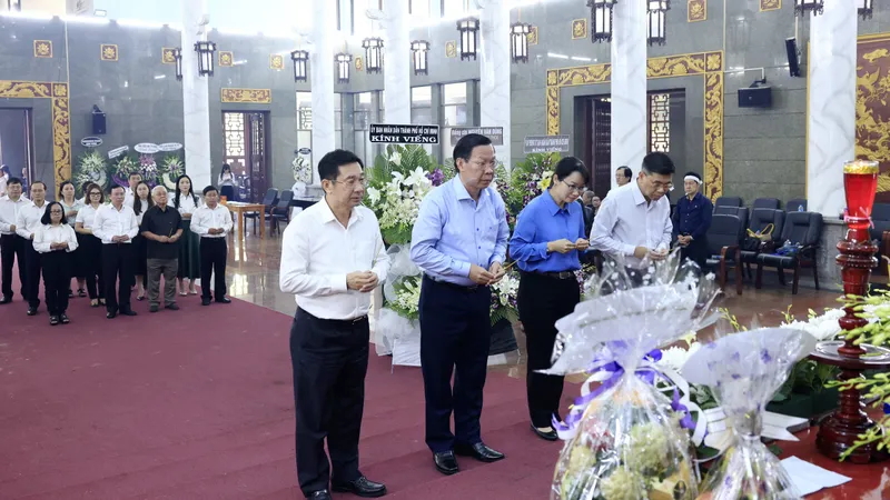 Đoàn lãnh đạo UBND TPHCM do Chủ tịch UBND TPHCM Phan Văn Mãi làm Trưởng đoàn viếng tang đồng chí Đỗ Duy Liên