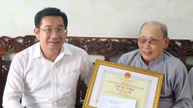 Phó Chủ tịch UBND TPHCM Dương Ngọc Hải thăm, chúc thọ người cao tuổi