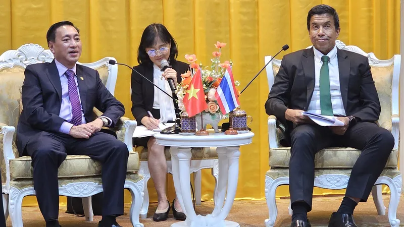 Phó Chủ tịch HĐND TPHCM Phạm Thành Kiên trao đổi cùng Thống đốc Thủ đô Bangkok Chadchart Sittipunt