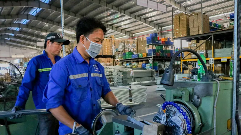 Công nhân Công ty CP sản xuất thiết bị điện công nghiệp Cát Vạn Lợi vận hành thiết bị sản xuất