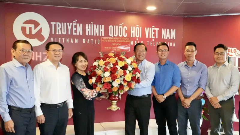 Đồng chí Phan Văn Mãi cùng đoàn tặng hoa chúc mừng Văn phòng Thường trú Truyền hình Quốc hội Việt Nam khu vực miền Nam. Ảnh: HOÀNG HÙNG