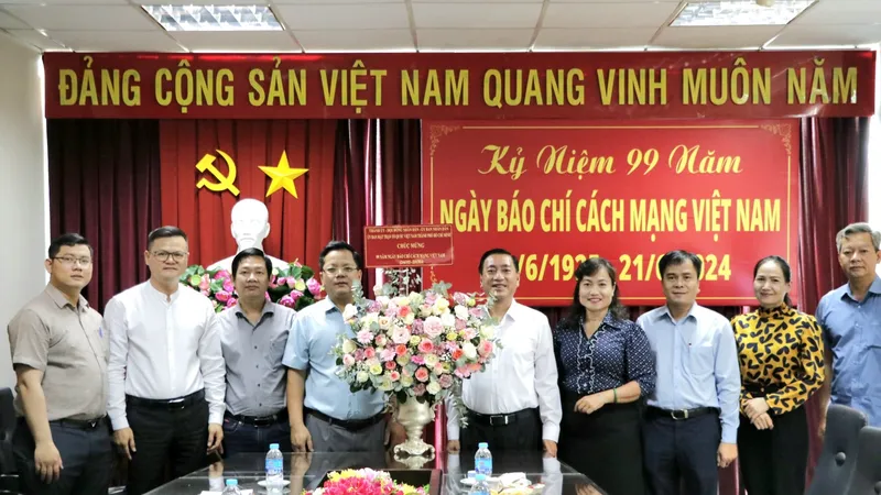 Đồng chí Phạm Thành Kiên cùng đoàn chúc mừng Cơ quan thường trực miền Nam Tạp chí Cộng sản