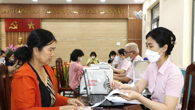 Ngân hàng Chính sách xã hội quận 12 giải ngân cho người dân vay vốn ưu đãi hỗ trợ giảm nghèo, giải quyết việc làm