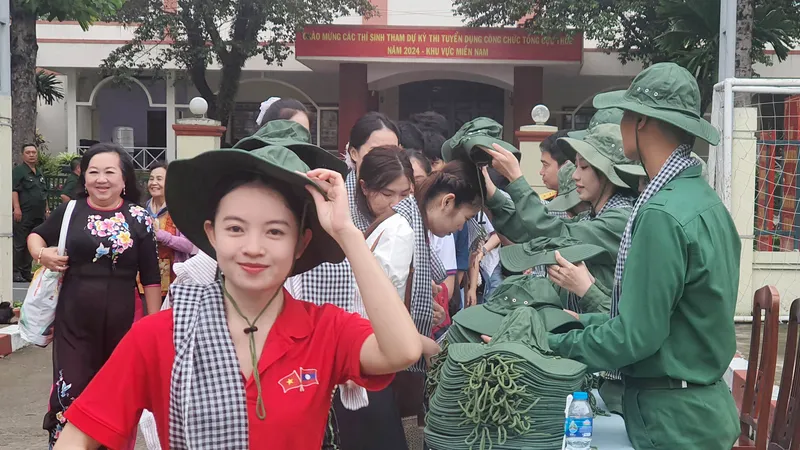 Sinh viên Lào, Campuchia giao lưu cùng học viên Trường Quân sự Quân khu 7