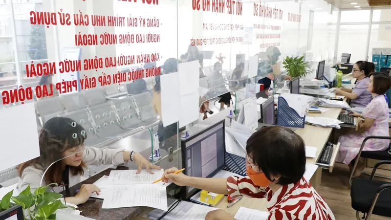 Công chức Sở LĐTB-XH TPHCM hướng dẫn người dân, doanh nghiệp thực hiện thủ tục hành chính