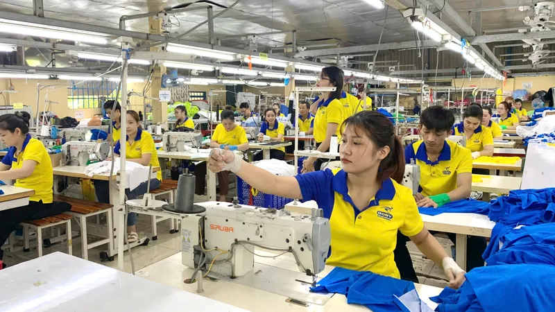 Công nhân Công ty May mặc Dony, xã Vĩnh Lộc, TPHCM trong giờ làm việc