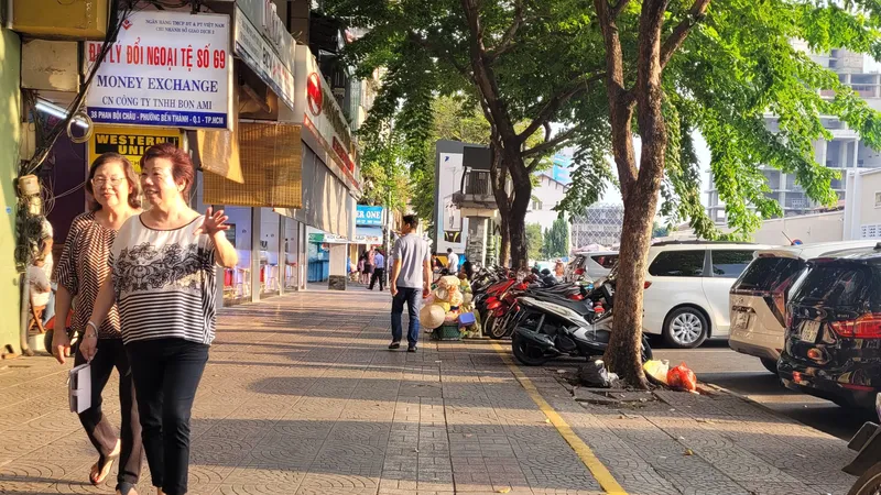 Chủ tịch UBND TPHCM yêu cầu các địa phương đẩy nhanh tiến độ thực hiện công tác quản lý, thu phí sử dụng tạm vỉa hè