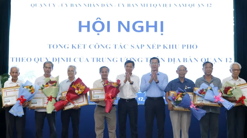 Tri ân, khen thưởng các cá nhân xuất sắc trong sắp xếp khu phố tại quận 12