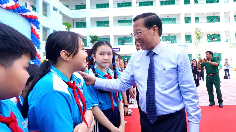 Chủ tịch UBND TPHCM Phan Văn Mãi dự lễ khánh thành và khai giảng tại Trường THCS Bình Trị Đông B