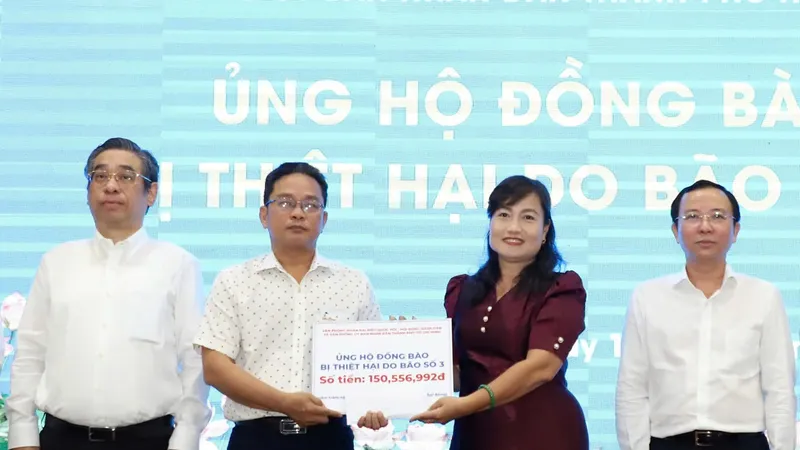 Cán bộ, công chức, viên chức TPHCM ủng hộ đồng bào bị thiệt hại do bão lũ