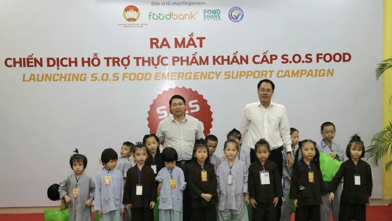Trao 300 tấn thực phẩm đến đồng bào bị ảnh hưởng bão lũ từ chiến dịch S.O.S Food