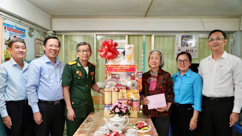 Chủ tịch UBND TPHCM thăm, tặng quà người có công tiêu biểu tại quận 5