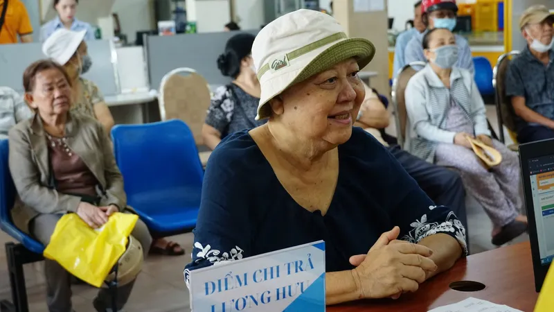 Người hưởng nhận lương hưu, trợ cấp BHXH tại điểm chi trả của Bưu điện TPHCM