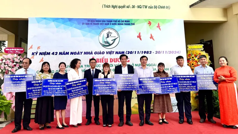 Việt kiều Mỹ tặng sách trị giá hơn 1,3 triệu USD đến các trường, thư viện