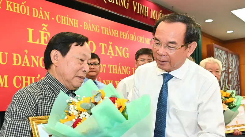 Bí thư Thành ủy TPHCM Nguyễn Văn Nên trao Huy hiệu Đảng tại Đảng bộ Khối Dân – Chính - Đảng