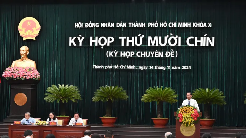 Chủ tịch UBND TPHCM phát biểu tại kỳ họp thứ 19 của HĐND TPHCM khóa X. Ảnh: VIỆT DŨNG