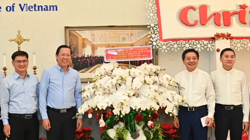 Chủ tịch UBND TPHCM Phan Văn Mãi thăm, chúc mừng Giáng sinh các tổ chức, cá nhân tiêu biểu