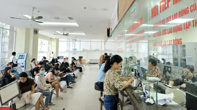 Chủ tịch UBND TPHCM yêu cầu tạm dừng tuyển dụng công chức