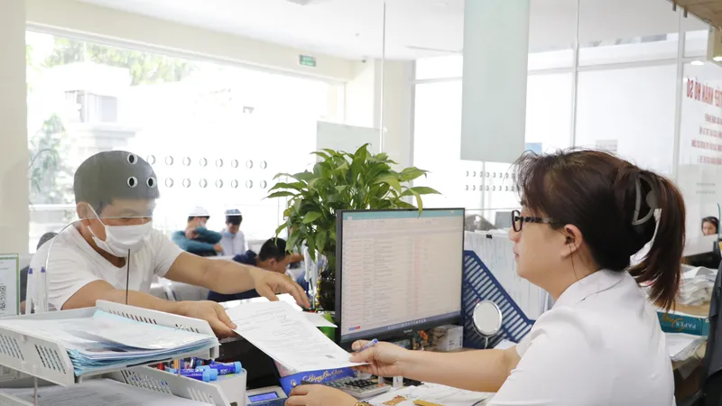 Công chức Sở LĐTB-XH TPHCM giải quyết thủ tục hành chính cho người dân, doanh nghiệp