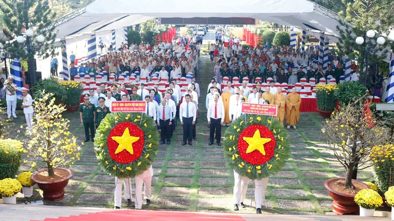 Dâng hương, dâng hoa tại Chiến khu An Phú Đông - Vườn Cau Đỏ