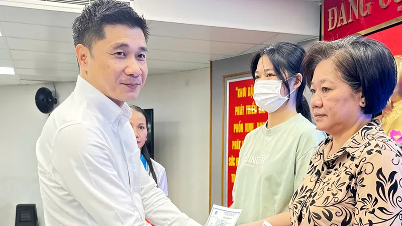 Tặng sổ BHXH, thẻ BHYT cho người có hoàn cảnh khó khăn