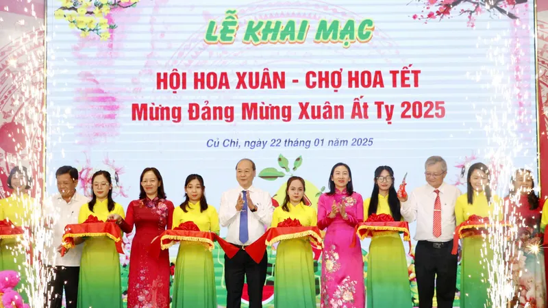 Huyện Củ Chi khai mạc hội hoa xuân, trao quà tết đến gia đình chính sách