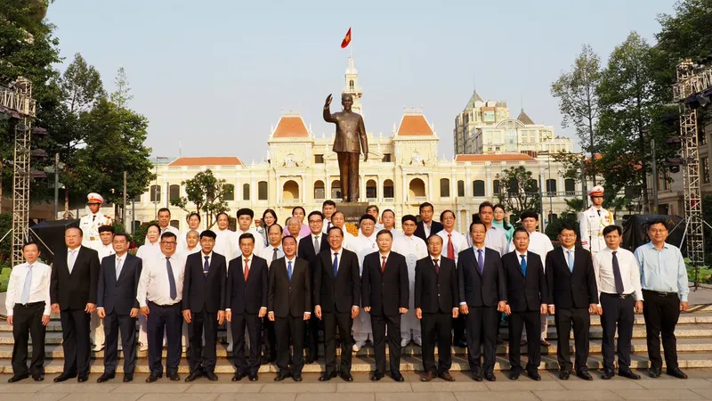 Dâng hương, dâng hoa tưởng nhớ Chủ tịch Hồ Chí Minh và Chủ tịch Tôn Đức Thắng