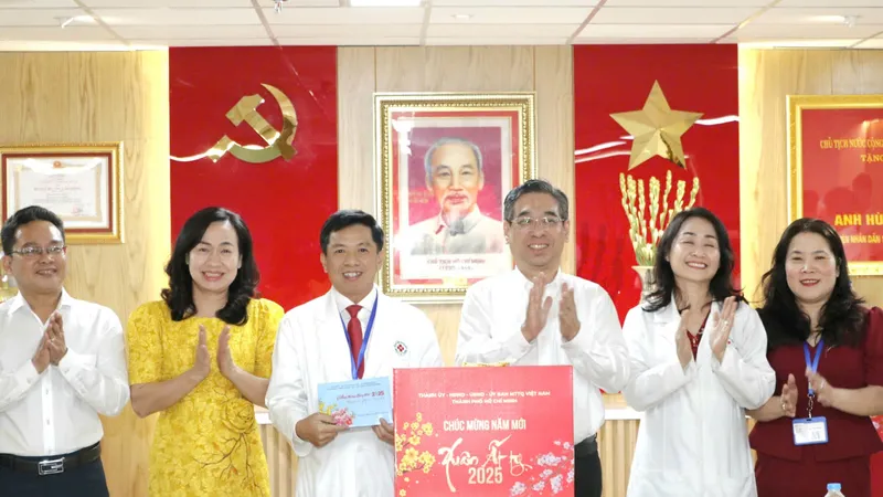 Lãnh đạo TPHCM thăm, chúc tết Bệnh viện Nhân dân 115