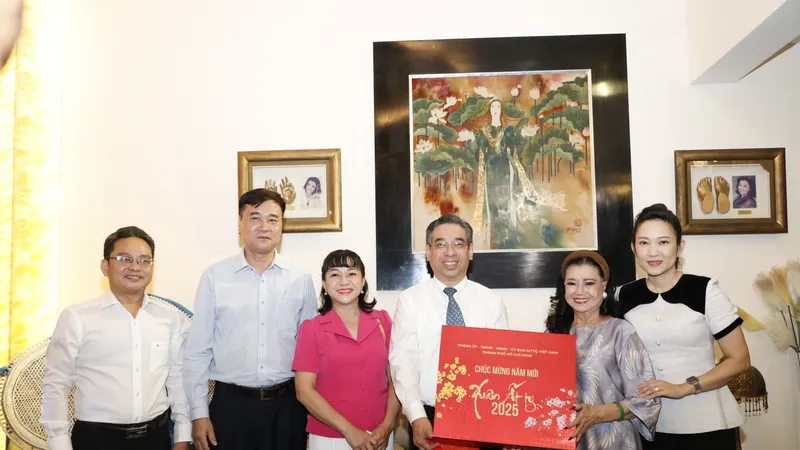 Lãnh đạo TPHCM thăm và chúc tết nhạc sĩ Lư Nhất Vũ và NSND Kim Cương