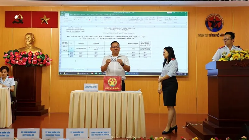 Thanh tra TPHCM tổ chức bốc thăm ngẫu nhiên lựa chọn người được xác minh tài sản, thu nhập năm 2024. 