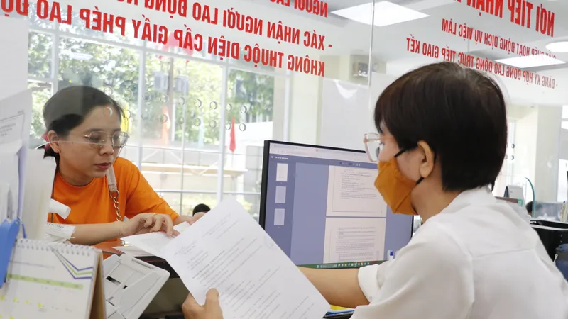 Công chức Sở LĐTB-XH TPHCM giải quyết hồ sơ cho người dân, doanh nghiệp. Ảnh: NGÔ BÌNH
