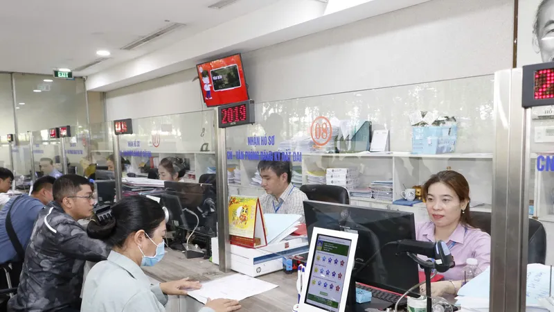 Người dân làm hồ sơ thủ tục hành chính tại UBND quận 12