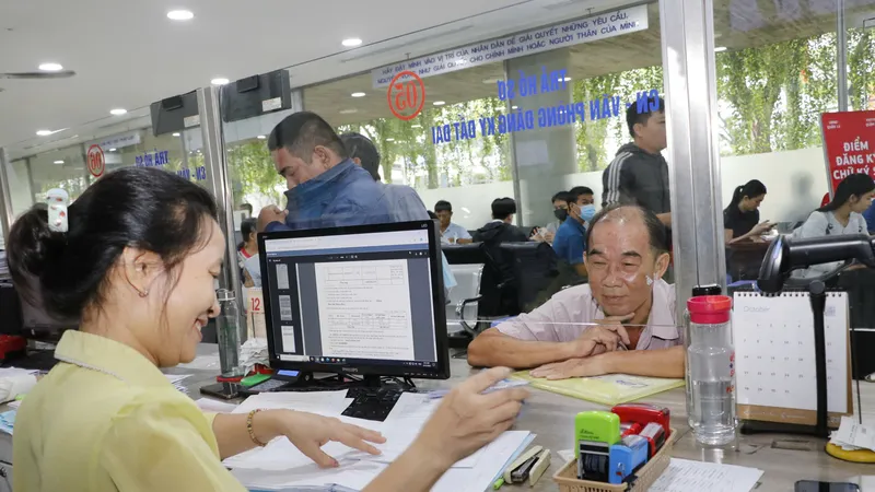 Công chức bộ phận một cửa UBND quận 12 tiếp nhận, giải quyết hồ sơ hành chính cho người dân