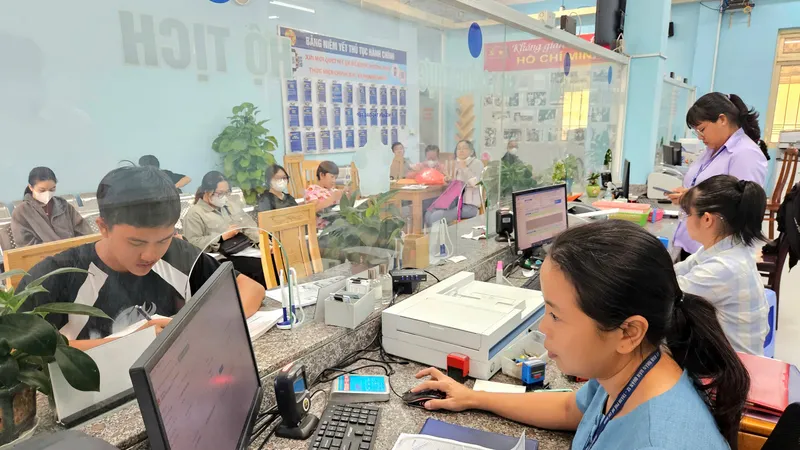 Công chức UBND phường An Phú Đông, quận 12 giải quyết hồ sơ cho người dân