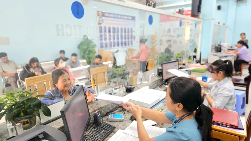 Công chức UBND phường An Phú Đông, quận 12 giải quyết hồ sơ cho người dân