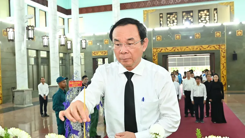 Bí thư Thành ủy TPHCM Nguyễn Văn Nên viếng Nhạc sĩ Lư Nhất Vũ
