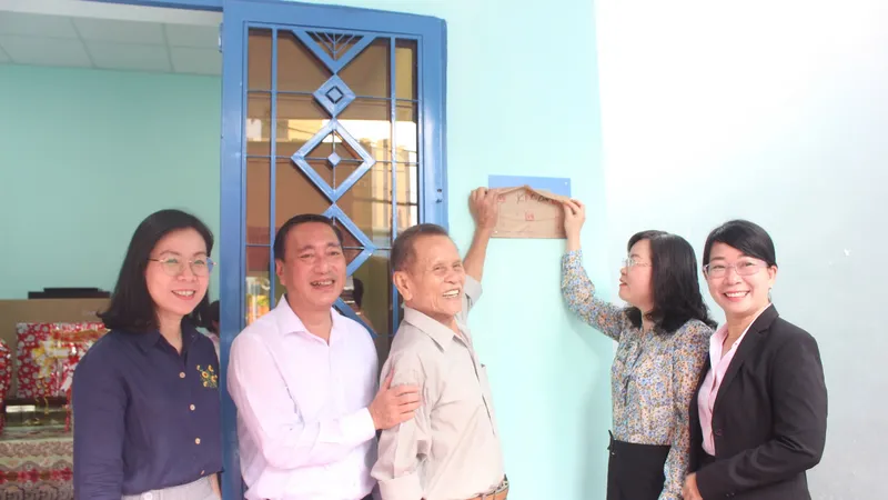 Quận 12 bàn giao nhà sửa chữa cho người có công 