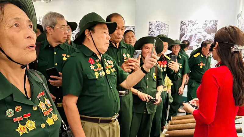 Cựu chiến binh tỉnh Lai Châu thăm TPHCM sau 50 năm thống nhất đất nước
