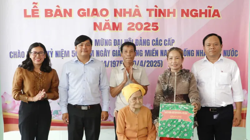 Trao nhà tình nghĩa đến gia đình chính sách tại quận 12