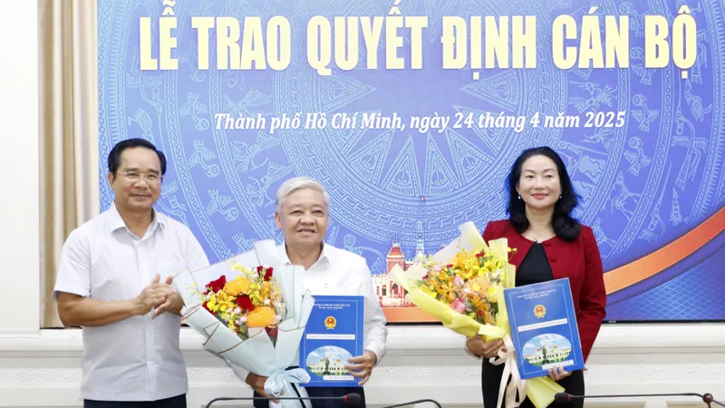 Chủ tịch UBND TPHCM Nguyễn Văn Được trao quyết định nghỉ hưu trước tuổi cho nhiều cán bộ