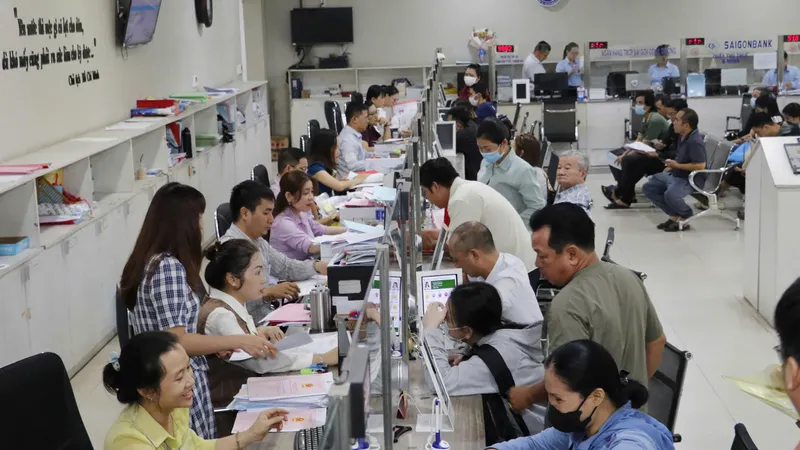 Cán bộ, công chức UBND quận 12 giải quyết hồ sơ cho người dân